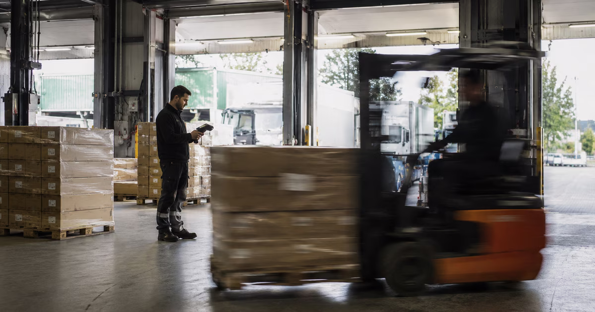 Umschlaghalle eines Logistikzentrums mit Verladetoren