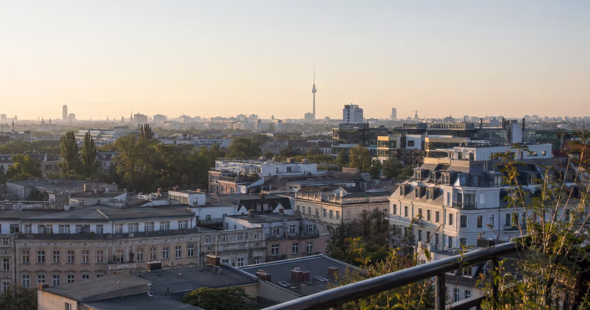Blick über Berliner Bürogebäude am frühen Morgen