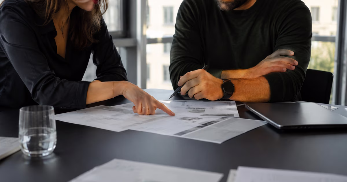 Briefinggespräch zwischen Führungskraft und Personalberater
